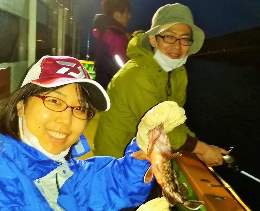 釣った斎藤亜弥花さん（左）と、健太さん