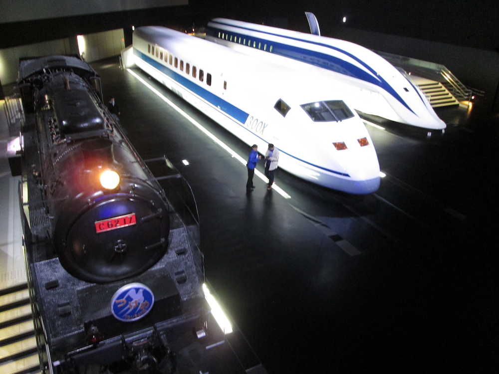 リニアＭＬＸ０１（右端）など各分野で世界最高速度を記録した車両が並ぶ「リニア・鉄道館」
