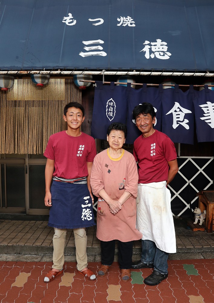 写真に納まる親子三代（右から）店主・早川成次さん、母・悦子さん、次男・代悟さん