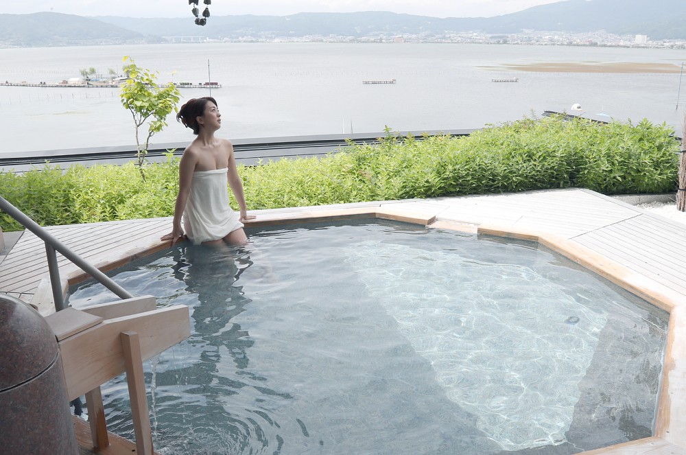 諏訪湖を一望できる朱白の露天風呂。絶景です