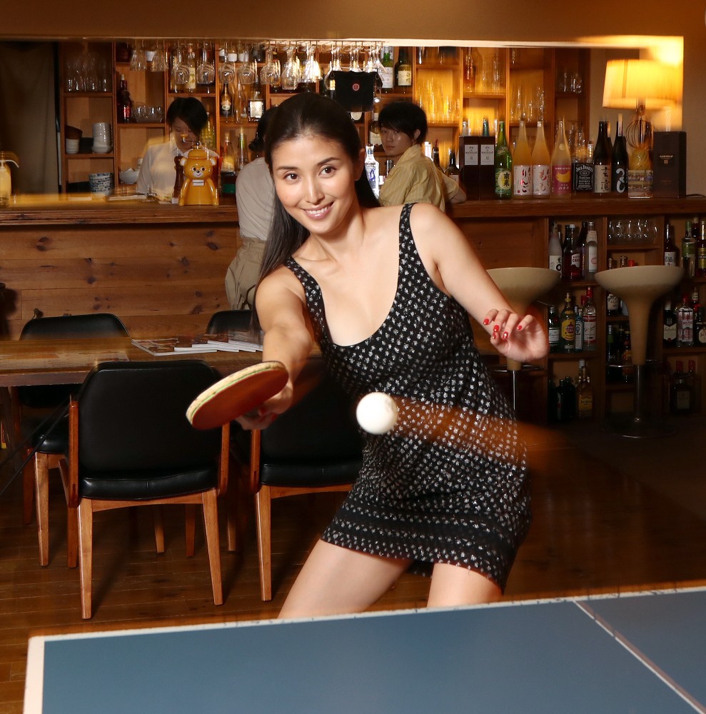 バーカウンターを背に卓球を楽しむ橋本マナミ