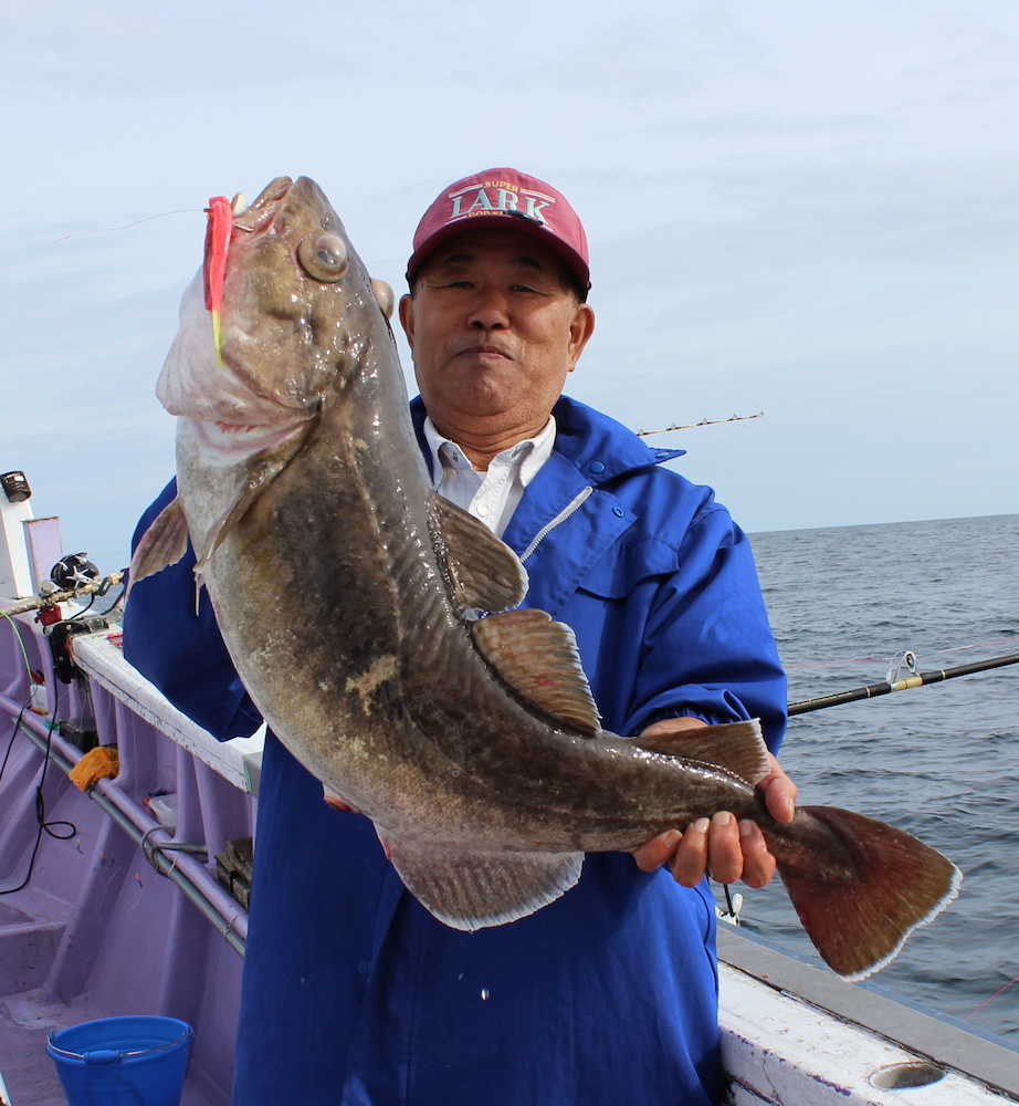 加藤さんは８キロの特大サイズを釣り上げた