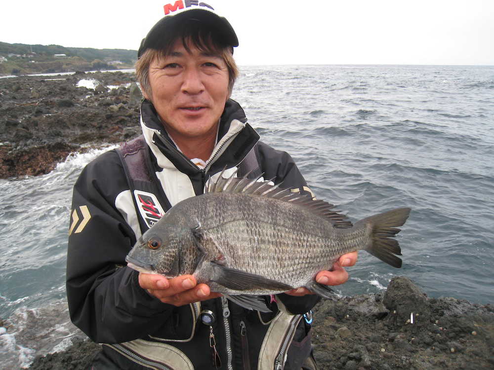 良型クロダイを釣り上げた木村さん