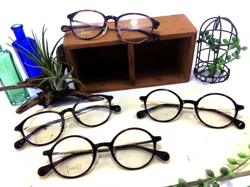 軽い掛け心地の眼鏡　愛眼の眼鏡「Ｋｏｈｏｒｏ」シリーズから発売されたレンズが楕円形の「ＫＨ―２００４」と、丸形の「ＫＨ―２００５」