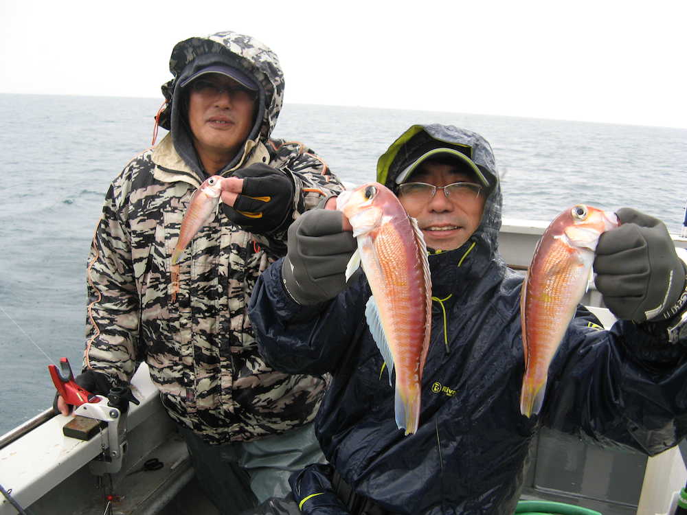７匹釣り数釣りではダントツの釣果だった萩原（右）と森田さん