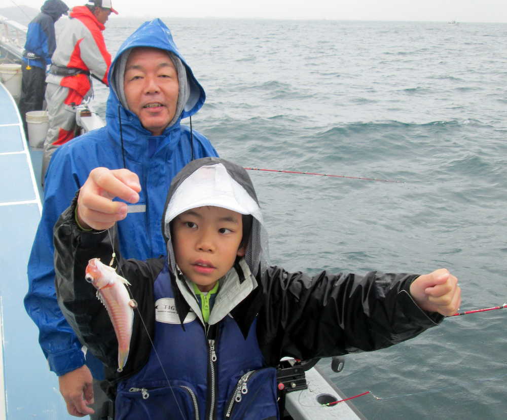 この１匹でジュニア賞を受賞した小峰佑介君。後ろは吉正さん
