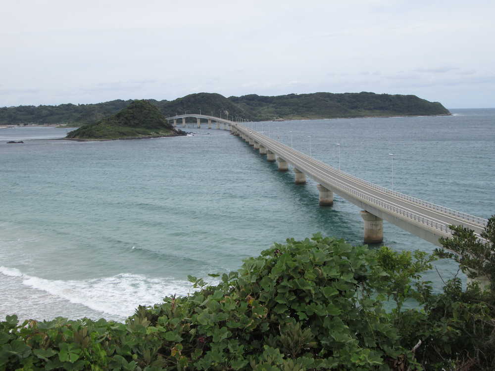 角島に向かって夢の懸け橋のように伸びる角島大橋