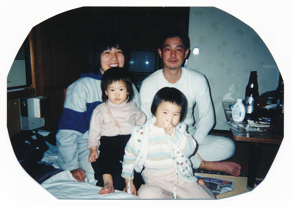 ２９歳の時。南伊豆の民宿で。（左下）１歳半の次女・由海さん、（右下）３歳の長女・梅咲さん