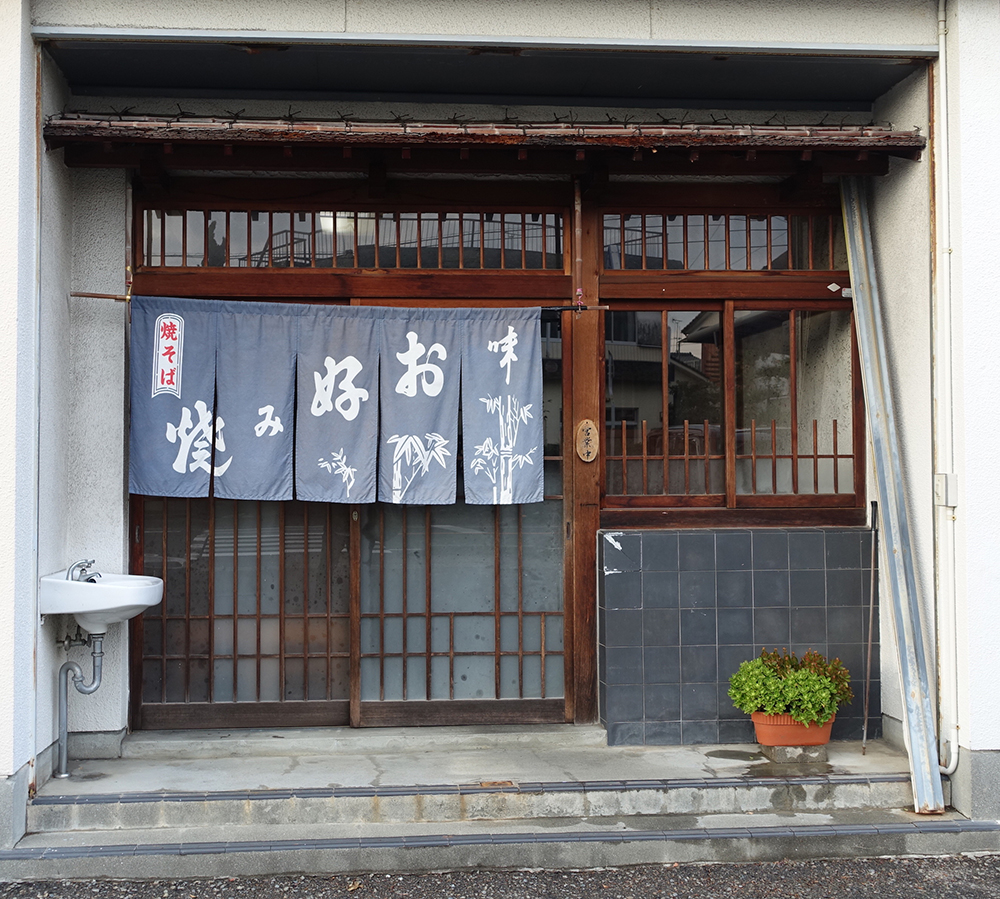 高知県安芸市の「わらべ」。しばし見とれた味のある店構え