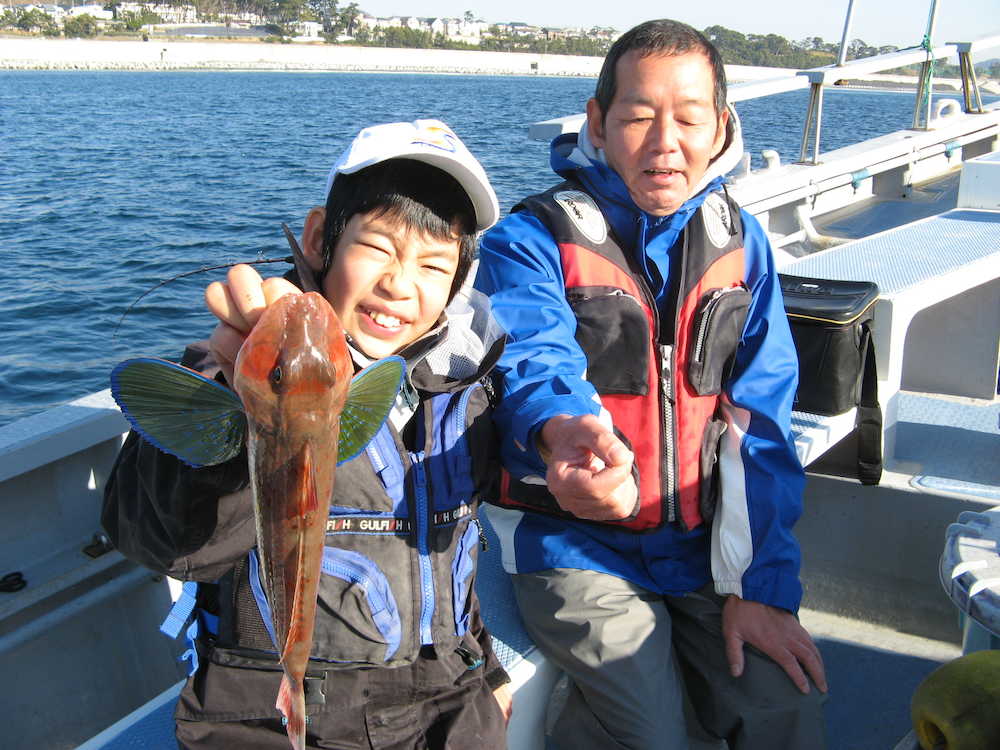 「お父さんより大きい！」３５センチを釣った小峰祐介君と父の良正さ
　ん
