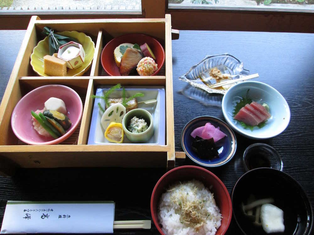 定期観光バス「京の建築・名宝めぐり」コースで味わえる「高澤」の京料理