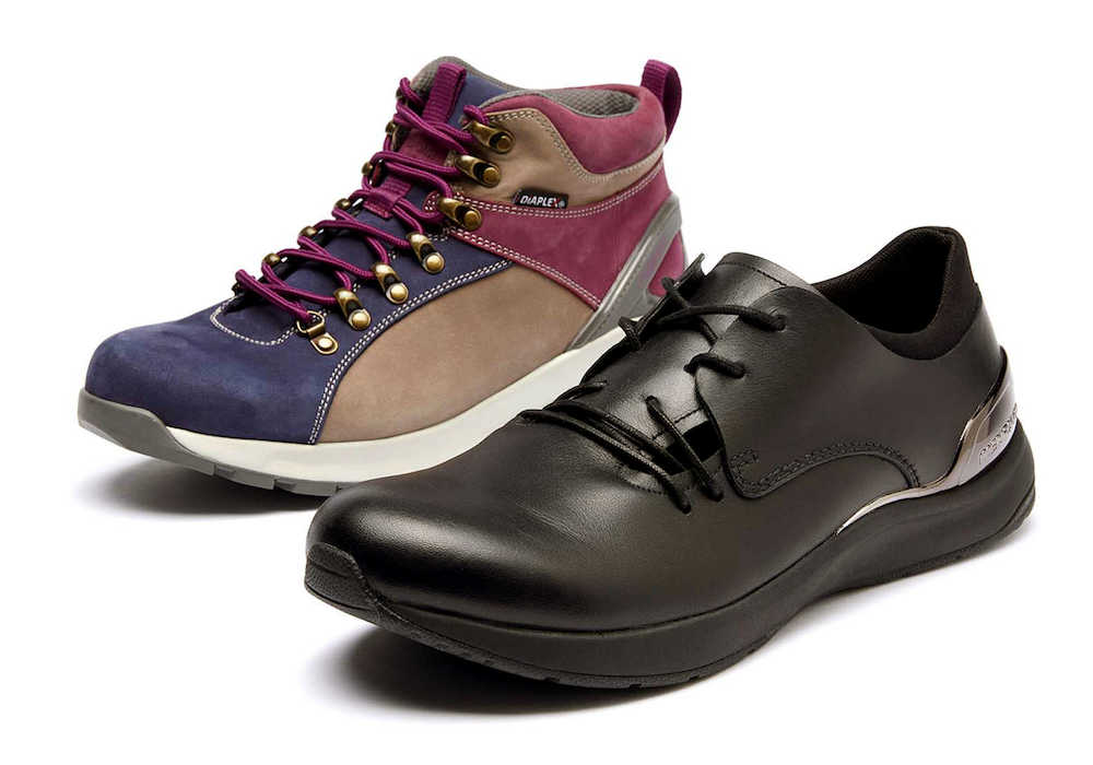 歩きやすいアウトドア靴　アキレスが発売した「メディフォーム」のウオーキング用（手前）とアウトドア用