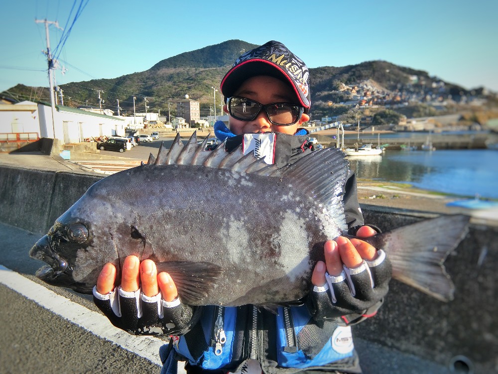 この日は大物ゲットはならなかったが、数日前に４４センチのイシダイを釣り上げた“チビっ子名人”藤井勇人くん