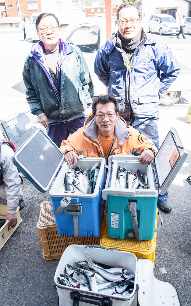 クーラーボックスは満杯！滋賀県と羽曳野市から来た服部さん３兄弟は合わせて１５７匹を釣り上げた
