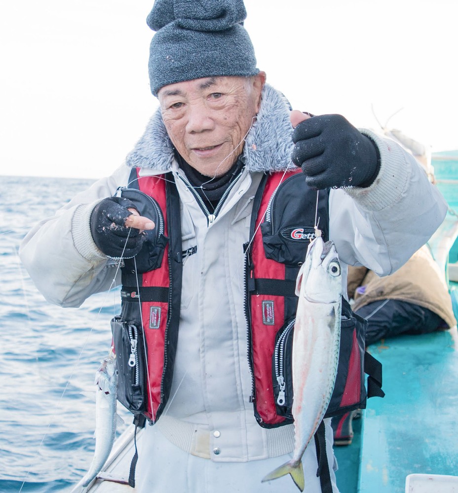 この日のサオ頭は７５匹を釣り上げた京都府の田中さん。２連ゲットに満足げ