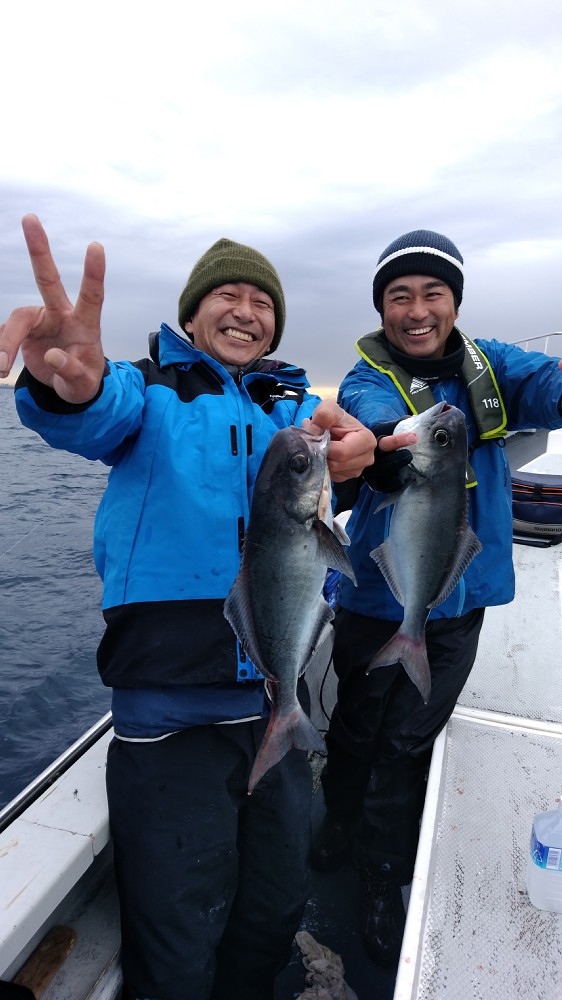 三浦さんが学生時代からの釣友、十倉さん（右）と仲良くダブルヒット！
