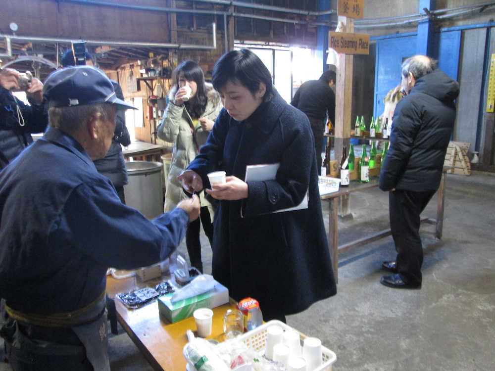 渡邊佐平商店で酒蔵見学の後、酒の試飲を楽しむ観光客