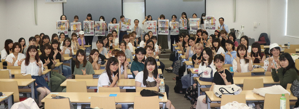 東京五輪開幕仮想紙面を手に記念撮影する実践女子大の受講者、教授やスポニチの講師陣