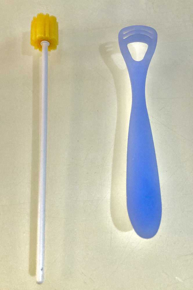 口腔ケアで使用する舌苔専用ブラシ（右）と口蓋部分用ブラシ