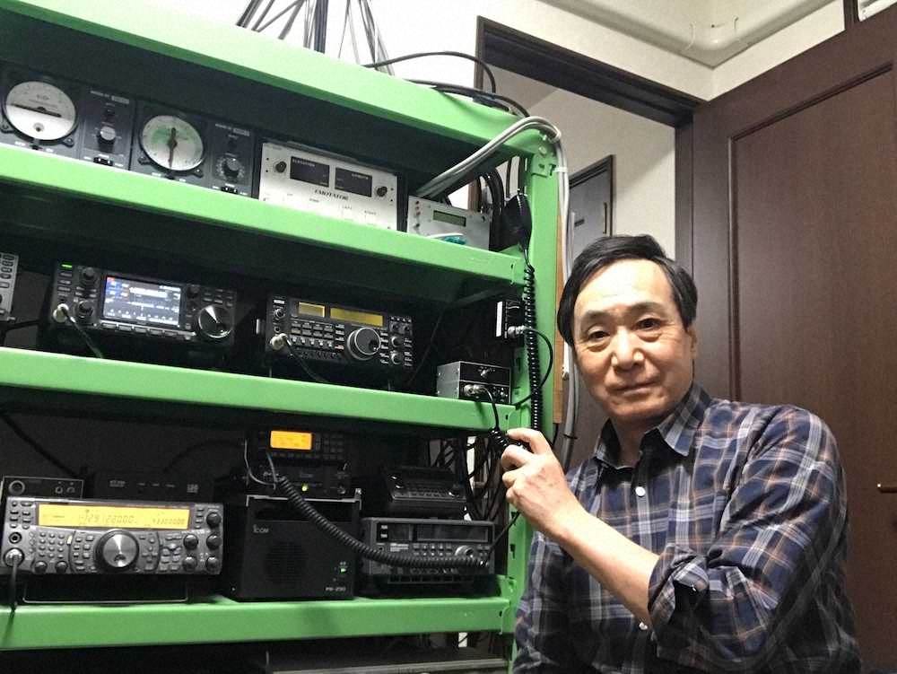 自宅にある無線室で趣味のアマチュア無線を楽しむ柳澤秀夫さん