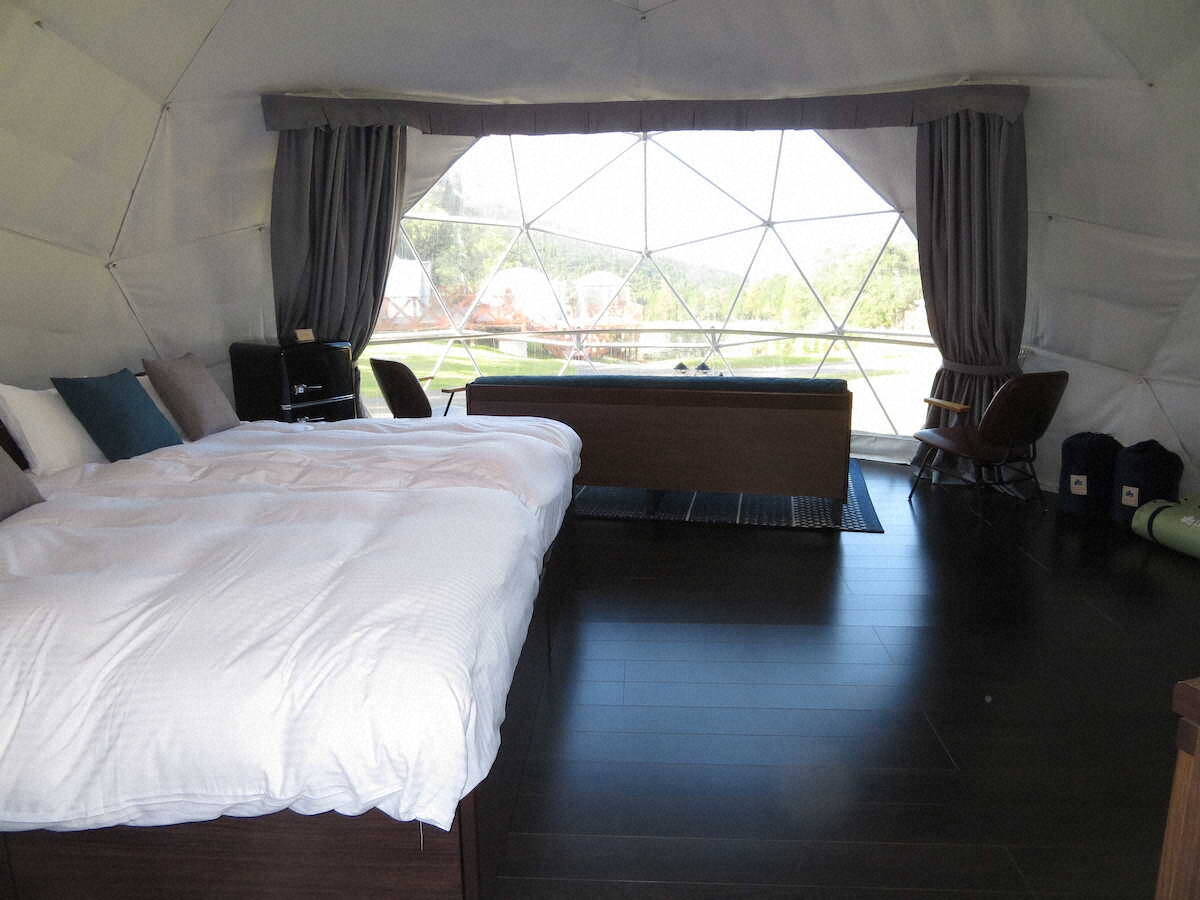 泊まったドームテントの内部。窓も大きくホテル並みの快適さだ