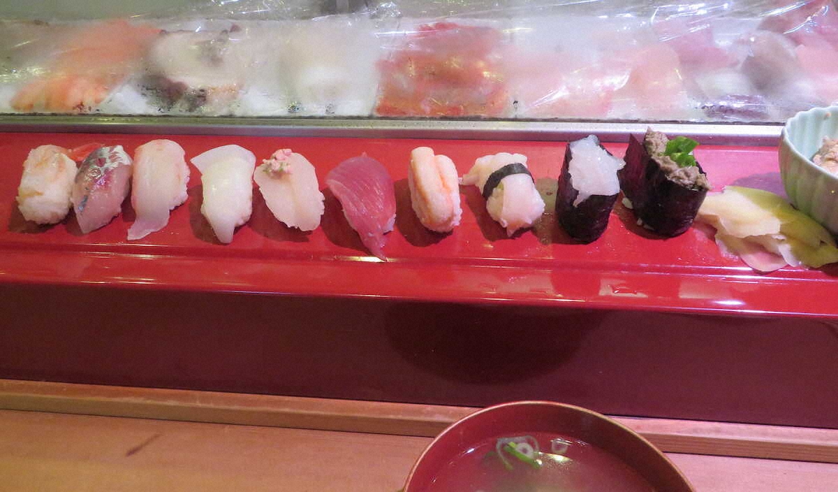 清寿司で味わった富山湾鮨10貫。その場で握ってくれるのがうれしい