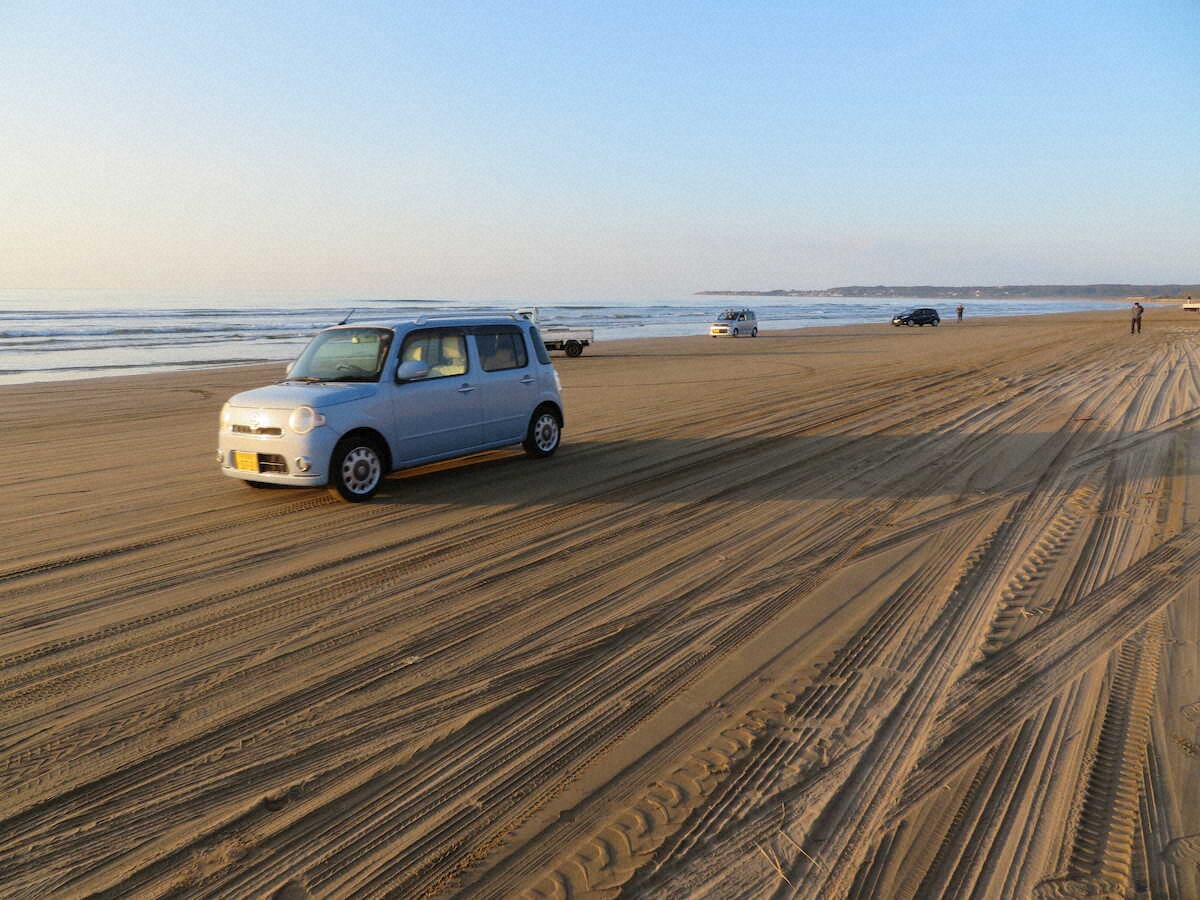 長さ8キロにわたって波打ち際をドライブできる千里浜ドライブウェイ