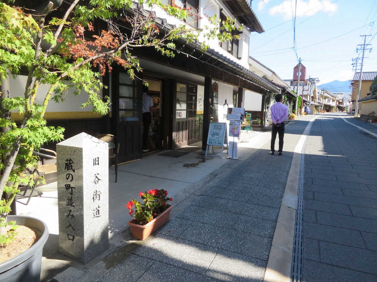 蔵造りの建物が並ぶ須坂市の蔵の町並み。手前が蔵のまち観光交流センター
