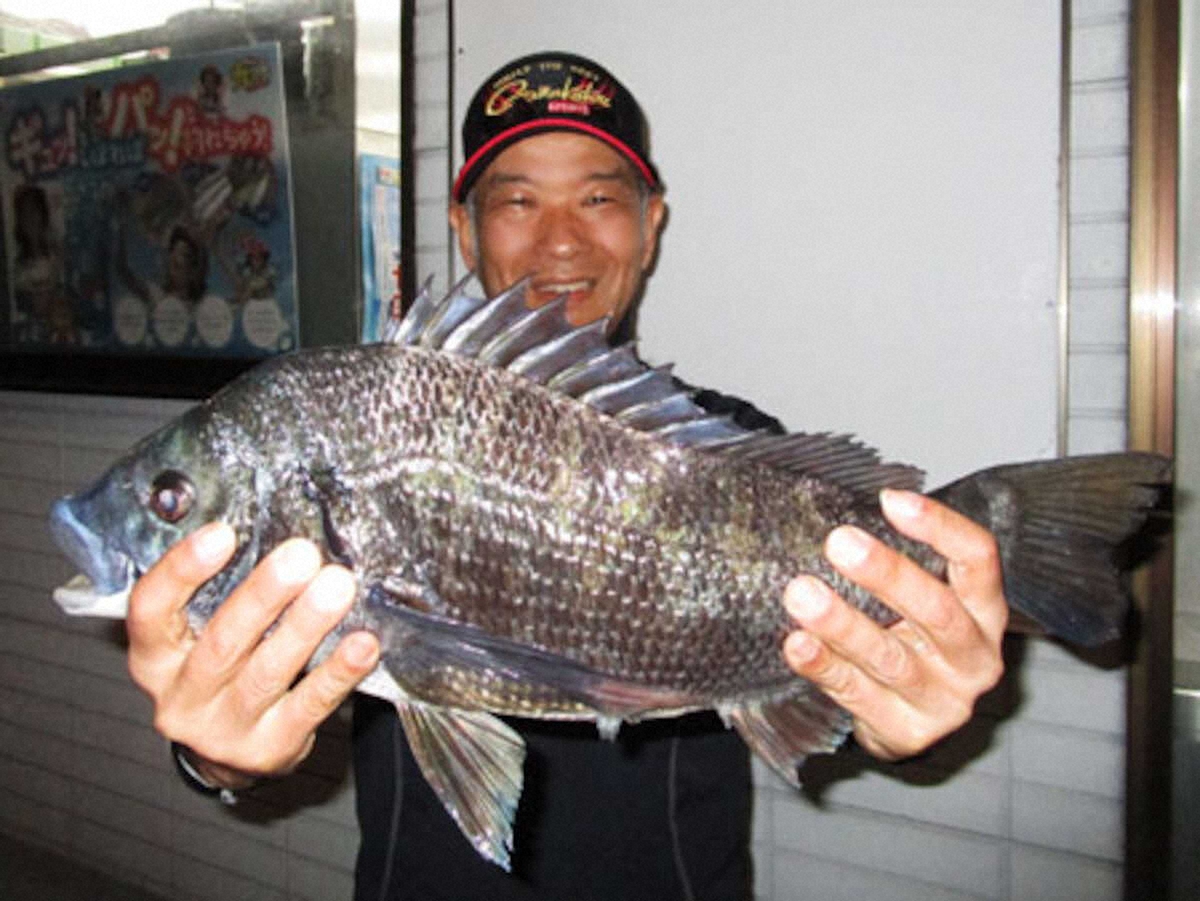 ダービー唯一の50センチ超を釣りウキ釣り部門で優勝した徳永さん