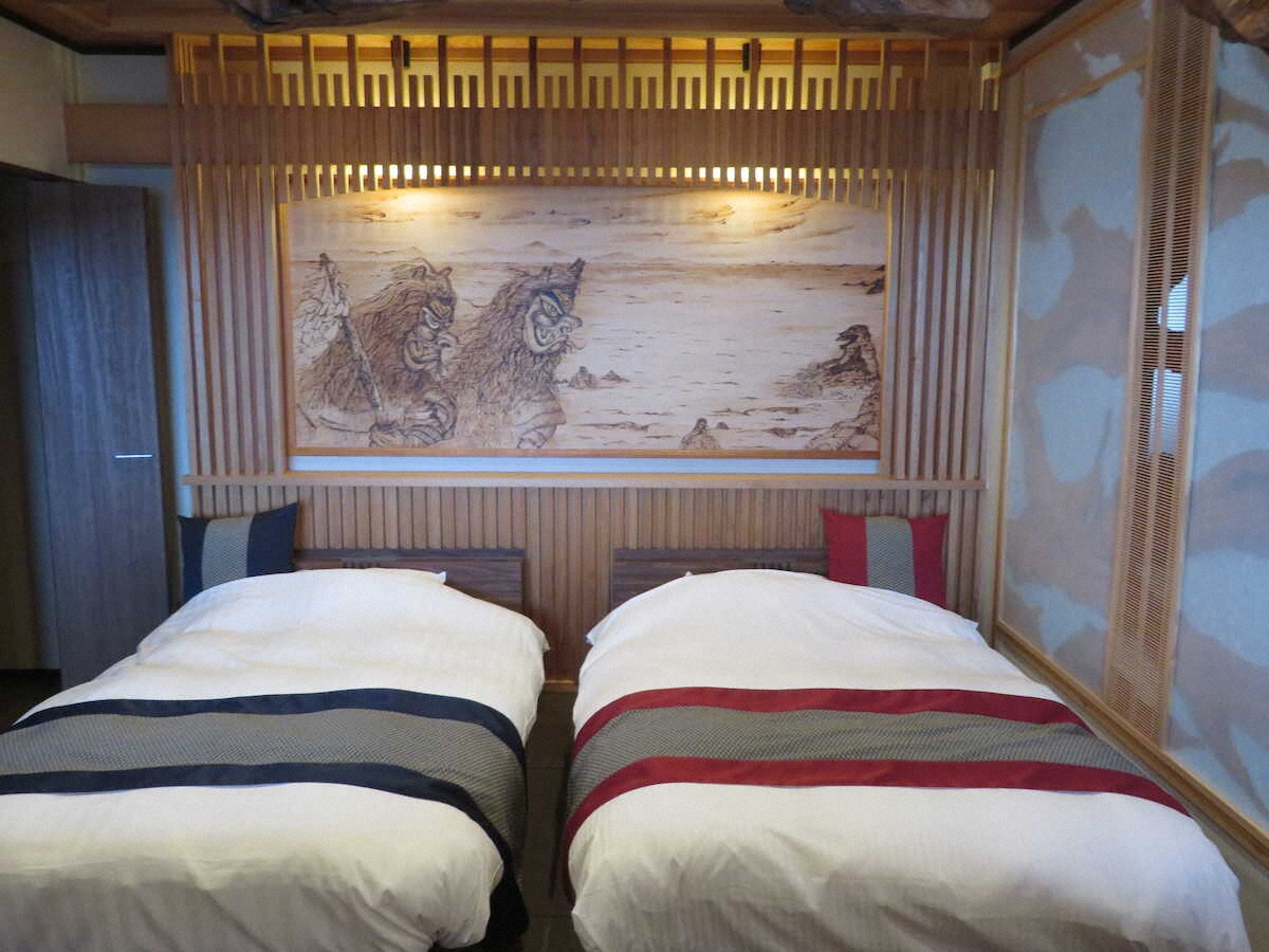 雄山閣に新設されたなまはげのコンセプトルーム。ベッドの頭部壁になまはげの絵画が