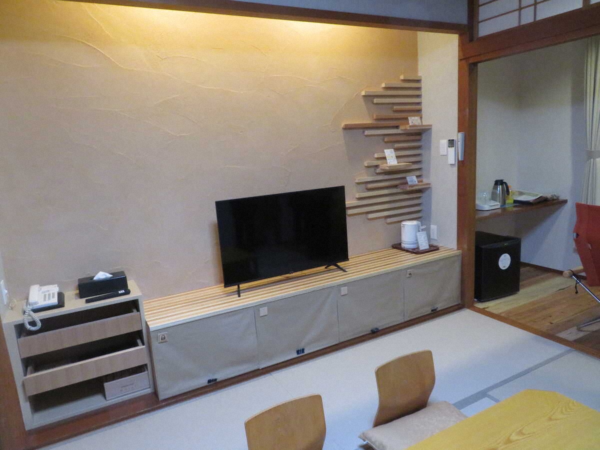 福井の木材を使いリニューアルした休暇村の部屋。壁の凹凸が印象的だ