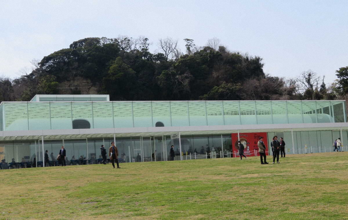 「鈴木敏夫とジブリ展」開催中の横須賀美術館。ガラスと鉄板の入れ子構造が美しい