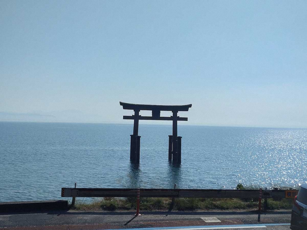 琵琶湖の湖面に建つ白鬚神社の鳥居。びわ湖テラスからも見える象徴的存在だ