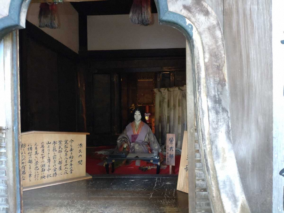 紫式部が「源氏物語」の筆を執ったとされる石山寺の「源氏の間」。式部に似せた人形も