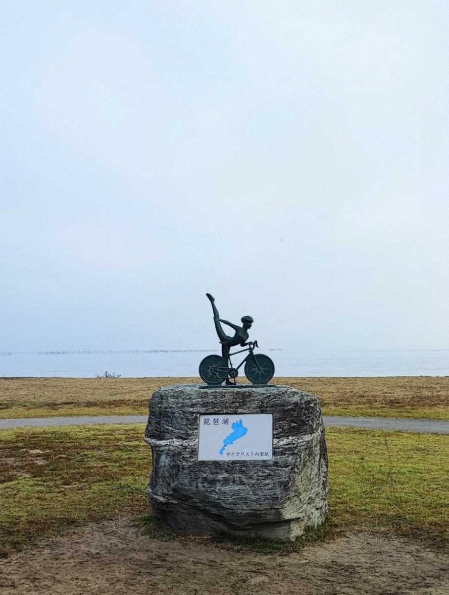 近くには琵琶湖サイクリストの聖地の碑も。こちらも格好のフォトスポットだ