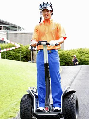 ラウンドの合間、大会スポンサーが販売する電動立ち乗り二輪車「セグウェイ」に乗って笑顔を見せる石川