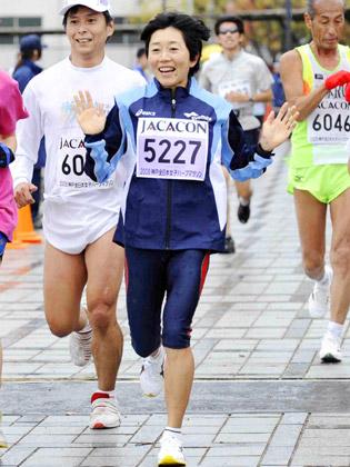 神戸全日本女子ハーフマラソン１０キロの部にゲストランナーとして参加した野口みずき（中央）