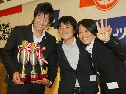 （左から）ルセサス高崎・上野由岐子、戸田中央病院・吉田真由美、ルネサス高崎・三科真澄は笑顔で記念写真