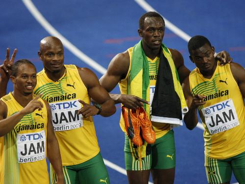 男子４００メートルリレーで金メダルを獲得したボルト（右から２番目）らジャマイカ代表