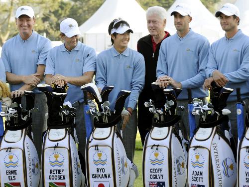 世界選抜の記念撮影で、クリントン元米大統領に横に並ばれ、緊張した表情を見せる石川遼（左から３人目）