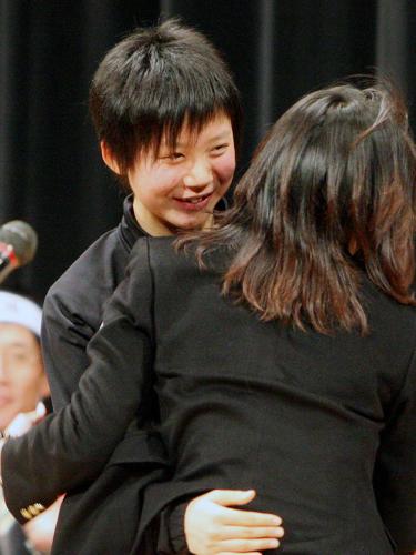 壮行会で橋本聖子日本スケート連盟会長と抱き合う高木