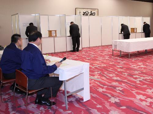 ＜相撲協会理事選挙＞立会人（右端）から約１０メートルの距離で背中を向けながら投票するシステムになった