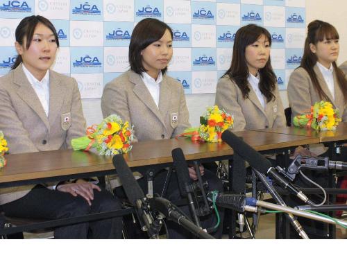 青森空港で記者会見するカーリング女子日本代表「チーム青森」の（左から）目黒、近江谷、石崎、山浦