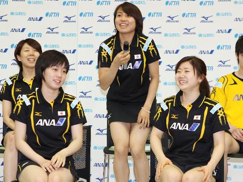 日本代表選手団記者会見で平野早矢香（後列左から２人目）のコメントに笑顔を見せる福原愛（前列右。左は石川佳純）