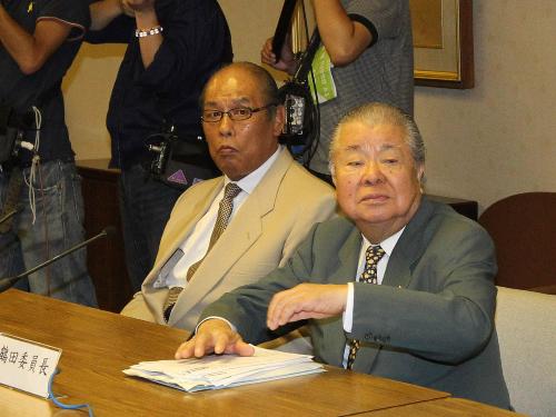 会見で伊藤外部理事が横審を批判した記事のコピーを手に怒りをあらわにする鶴田委員長（右）（左は放駒理事長）