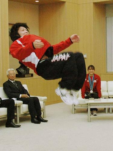 石原東京都知事を表敬訪問し、後方宙返りを披露する体操の内村航平選手