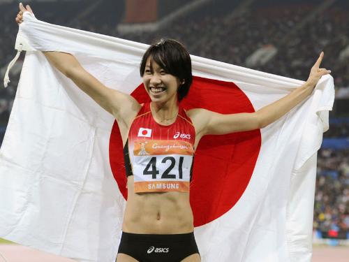 女子２００メートルを制し、日の丸を手に声援に応える福島千里