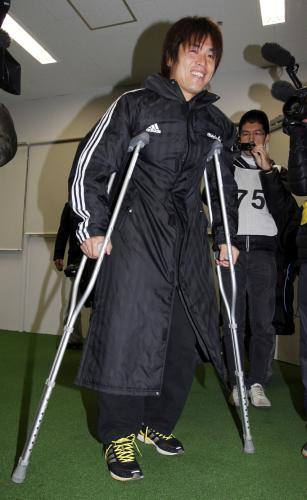 右ひざを負傷し、松葉づえをつきながら競技場を後にする神戸製鋼の大畑大介選手