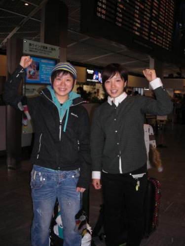 成田空港から海外遠征に出発したスピードスケートの高木美帆（左）と小平奈緒