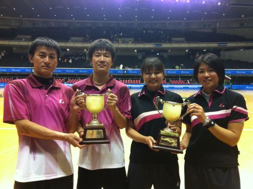 優勝した男子の（左から）小林、篠原ペアと女子の逢野、海江田ペア